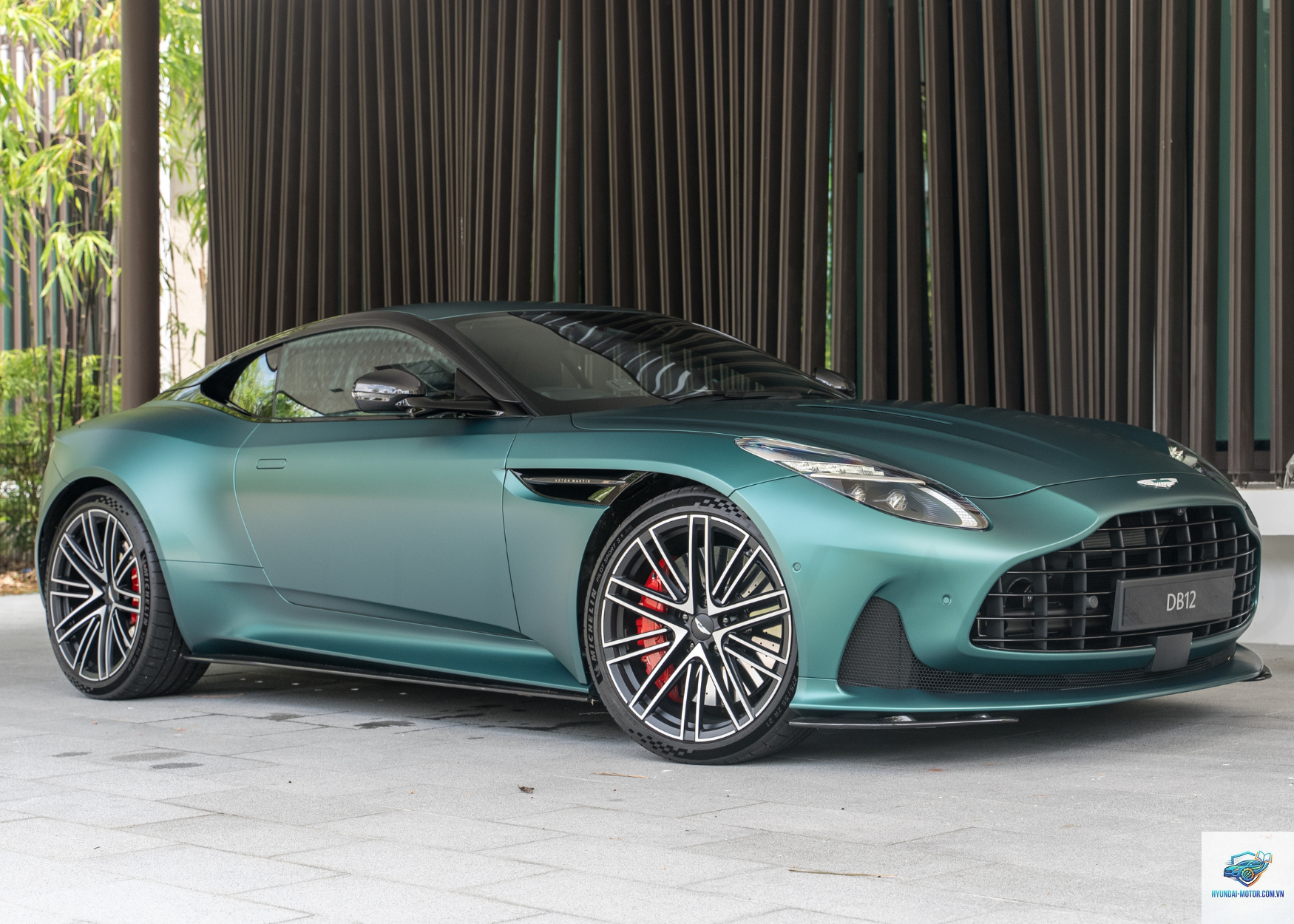 Aston Martin DB12 - Hình 3