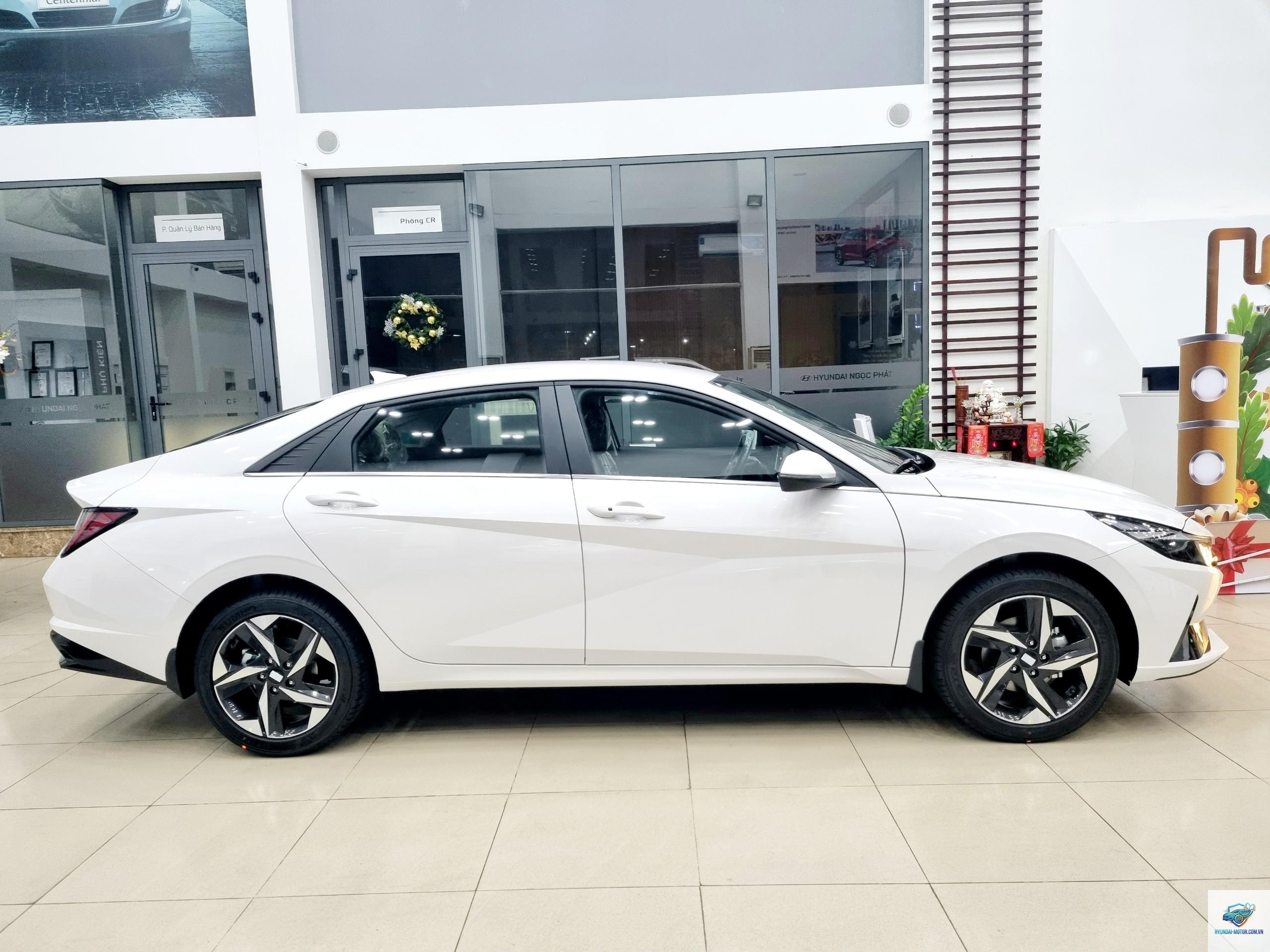 Hyundai Elantra - Hình 3