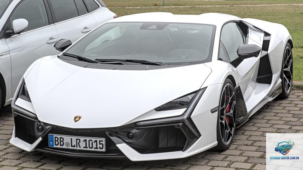 Lamborghini Revuelto