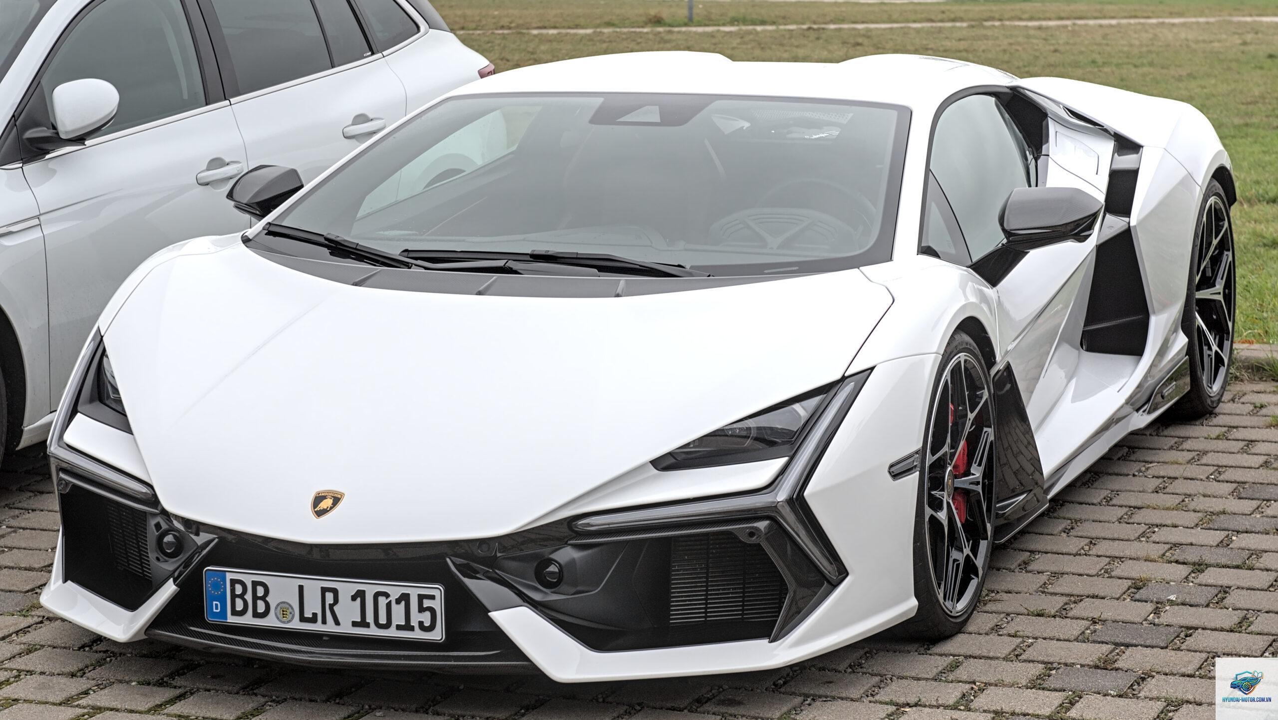 Lamborghini Revuelto - Hình 1
