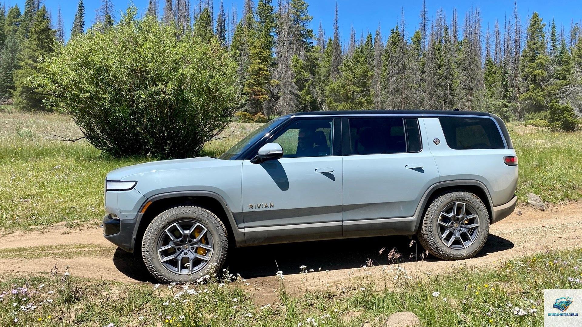 Rivian R1S - Hình 4