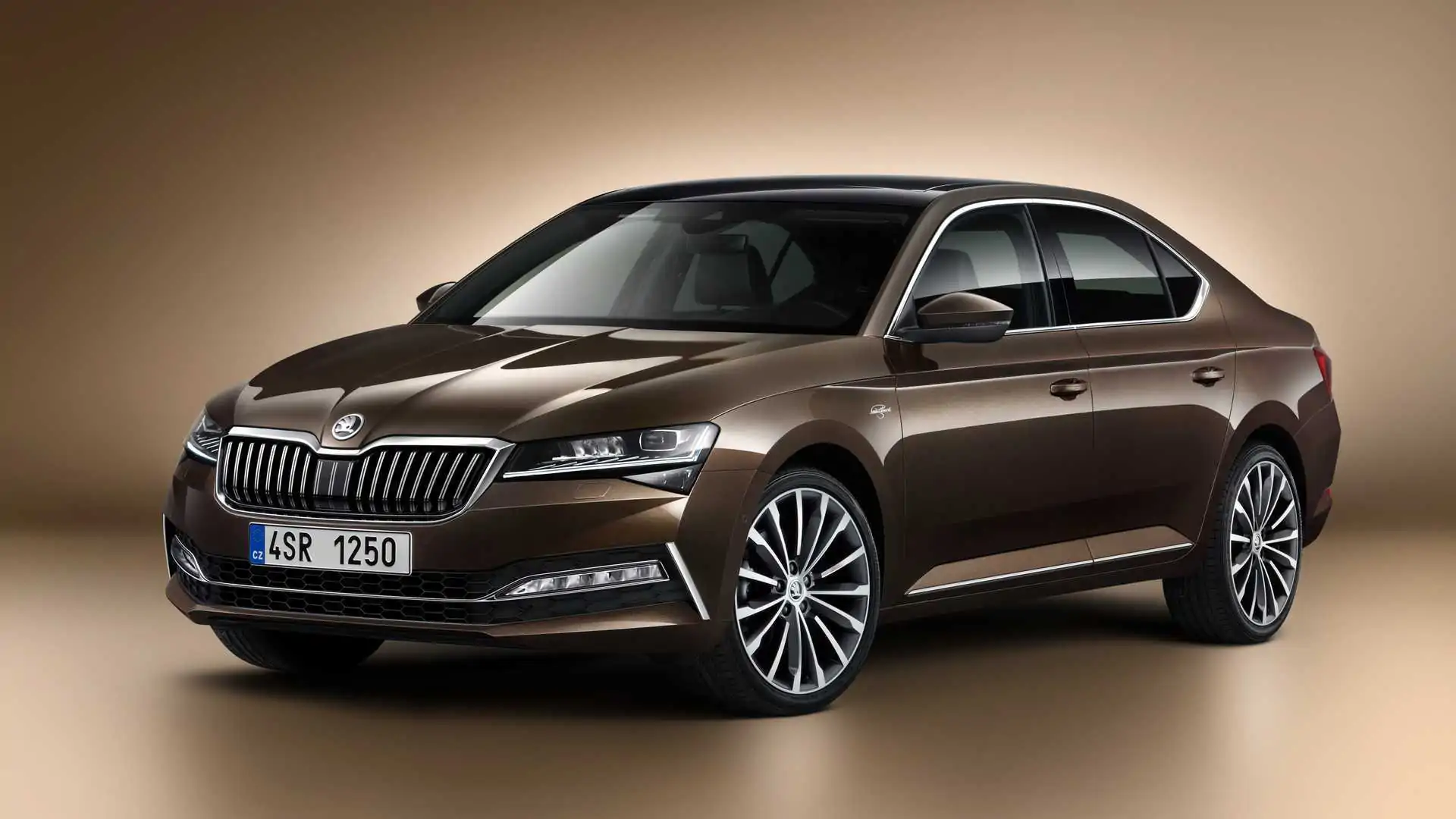Skoda Superb - Hình 1