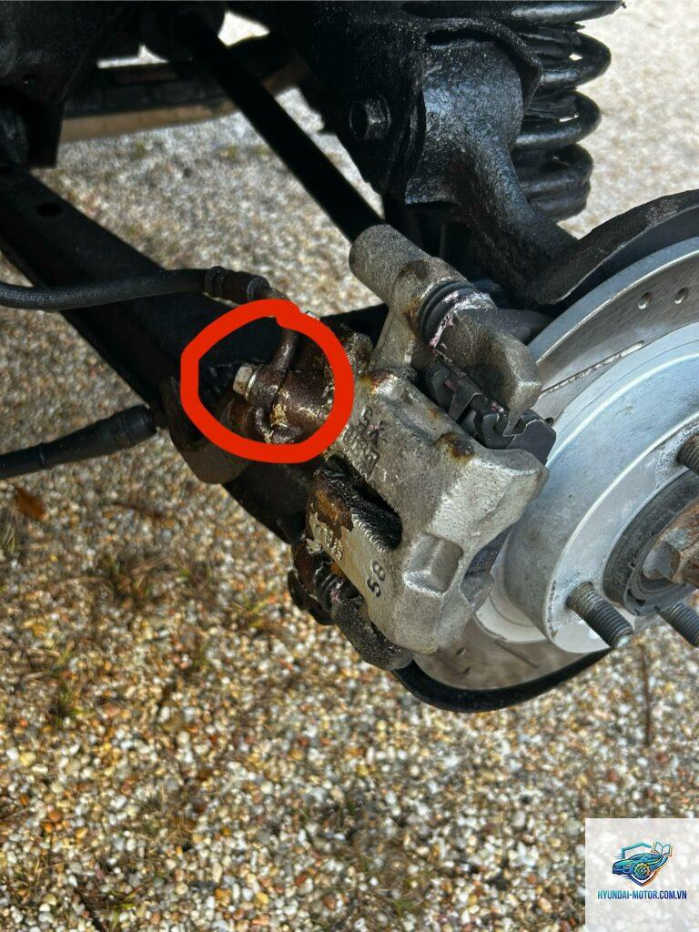brake fluid leak là gì