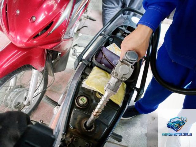xe máy ăn xăng nhiều bất thường - Hình 2