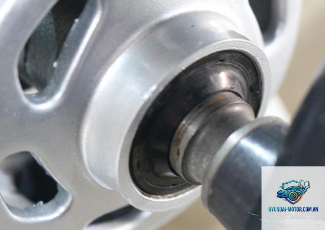 xe máy bạc đạn bánh trước bị hỏng - Hình 3