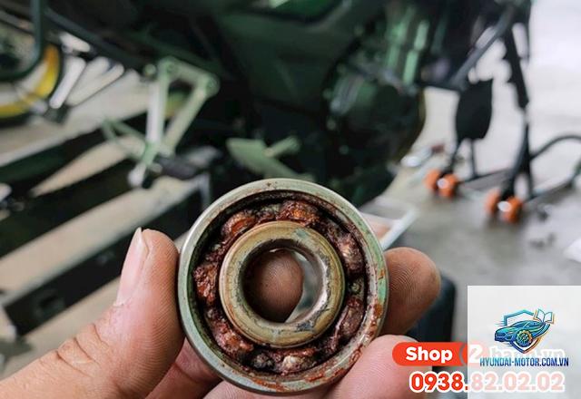 xe máy bạc đạn bánh trước bị hỏng
