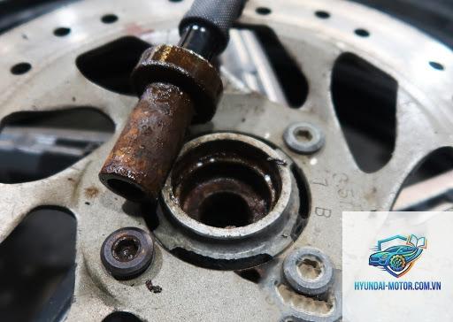 xe máy bạc đạn bánh xe bị hỏng - Hình 5