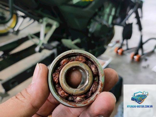 xe máy bạc đạn bánh xe bị hỏng