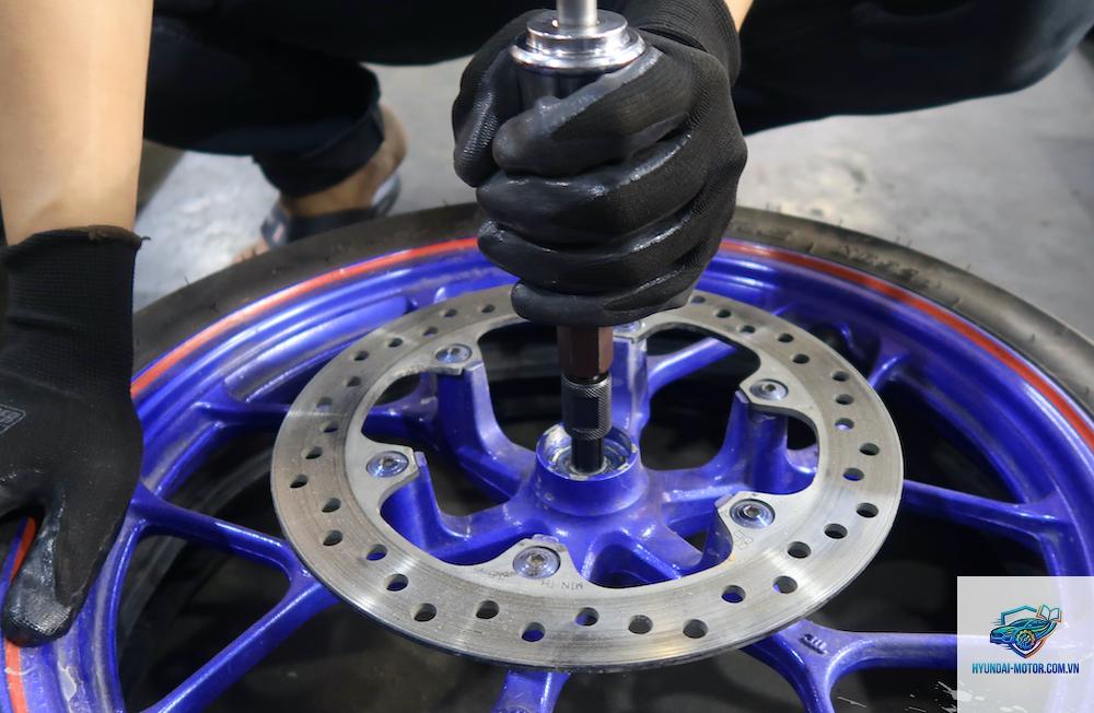 xe máy bạc đạn bánh xe hỏng - Hình 3