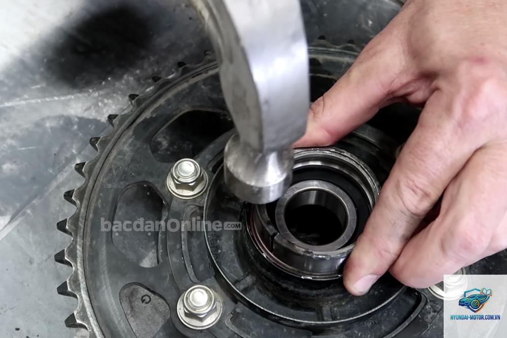 xe máy bạc đạn bánh xe hỏng - Hình 4