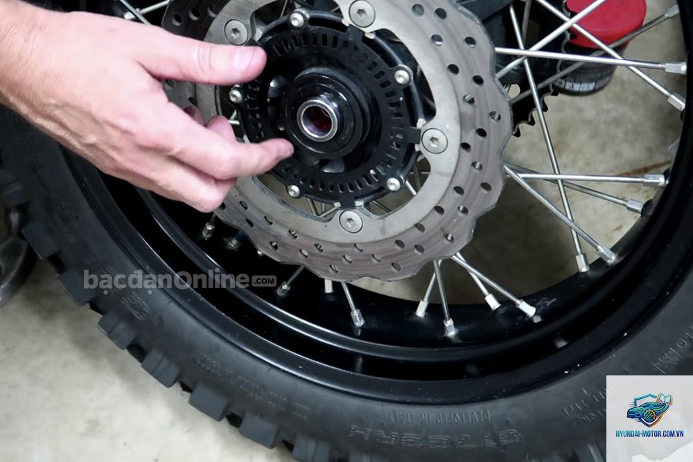 xe máy bạc đạn bánh xe hỏng - Hình 5