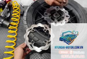 xe máy bánh sau bị bó