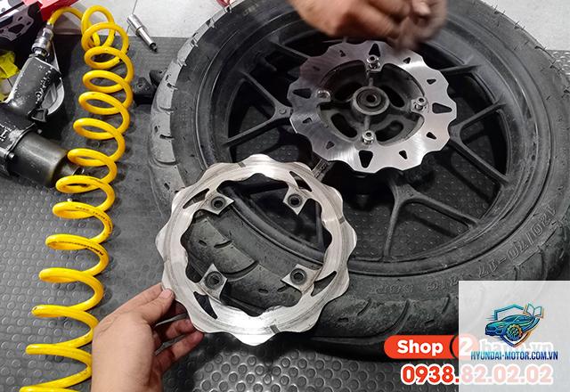 xe máy bánh xe bị bó - Hình 3