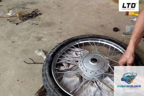 xe máy bánh xe bị đảo - Hình 3