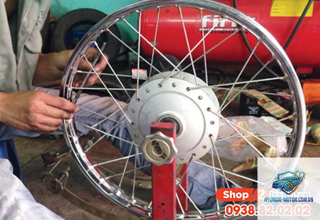 xe máy bánh xe bị lắc - Hình 3