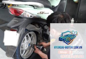 xe máy bánh xe bị lắc khi chạy nhanh