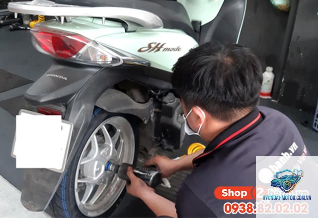xe máy bánh xe bị lắc