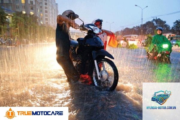 xe máy bị chết máy khi đi đường ngập nước - Hình 3