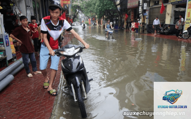 xe máy bị chết máy khi đi đường ngập nước - Hình 4