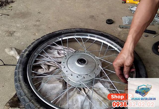 xe máy bị đảo bánh trước - Hình 3