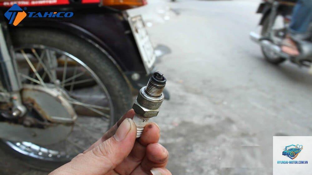 xe máy bị giật khi đi tốc độ cao - Hình 4