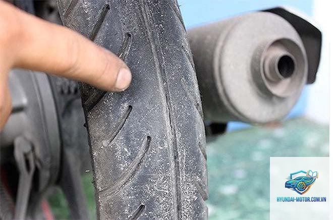 xe máy bị hú sau khi thay lốp - Hình 2