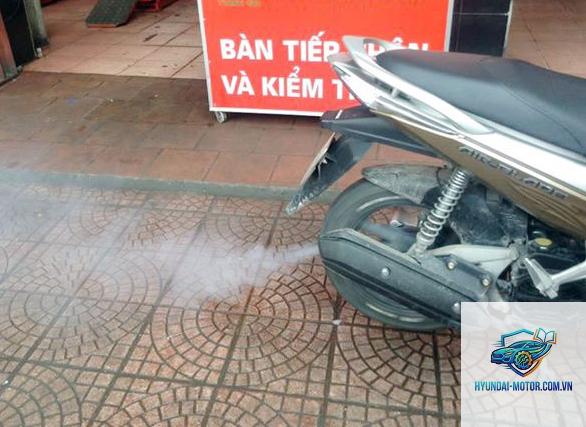 xe máy bị khói trắng - Hình 3