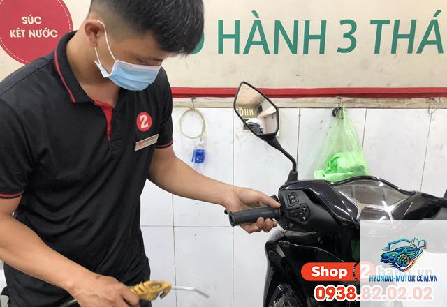 xe máy bị lắc tay lái - Hình 4