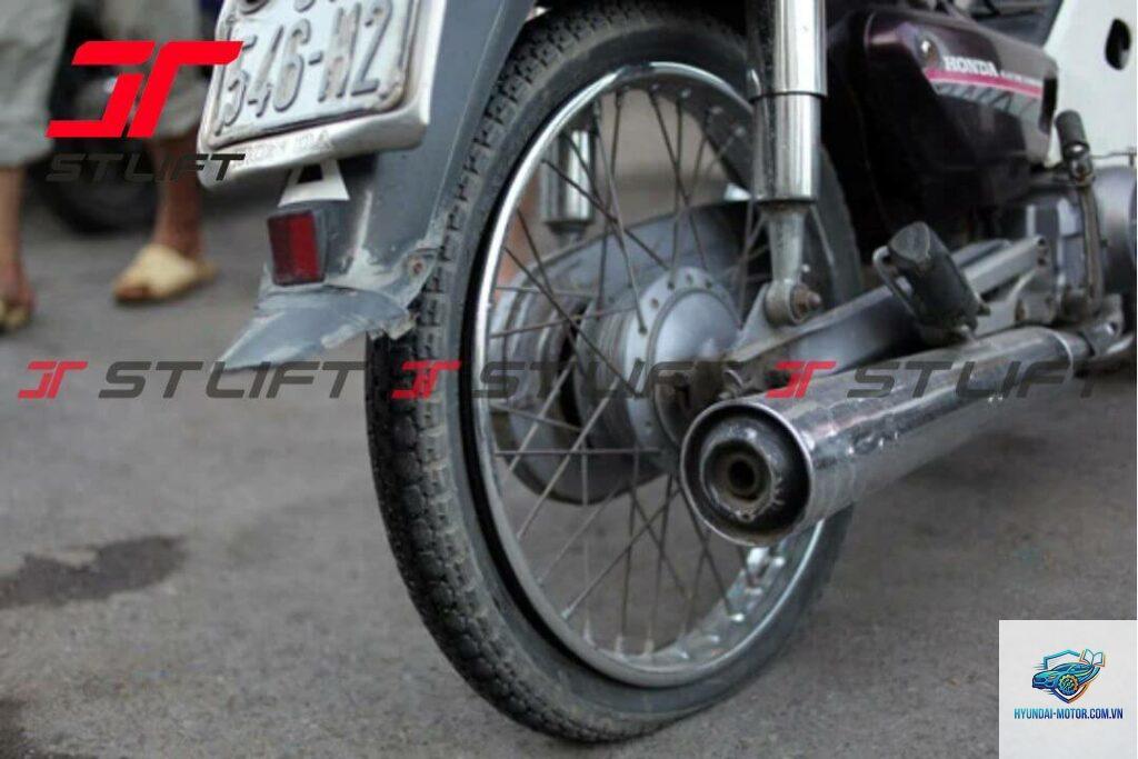 xe máy bị lệch sau khi va chạm - Hình 3