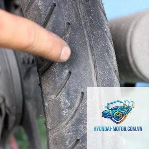 xe máy bị rung sau khi thay lốp