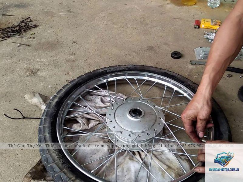 xe máy căm xe bị gãy - Hình 3