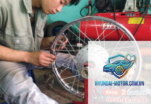 xe máy căm xe bị gãy