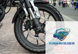 xe máy chạy bị lắc nhẹ