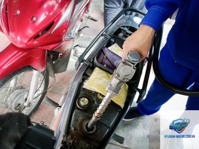 xe máy chạy bị mùi xăng sống - Hình 3