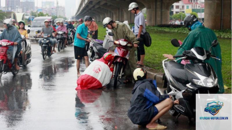 xe máy chết máy khi đi đường ngập - Hình 5