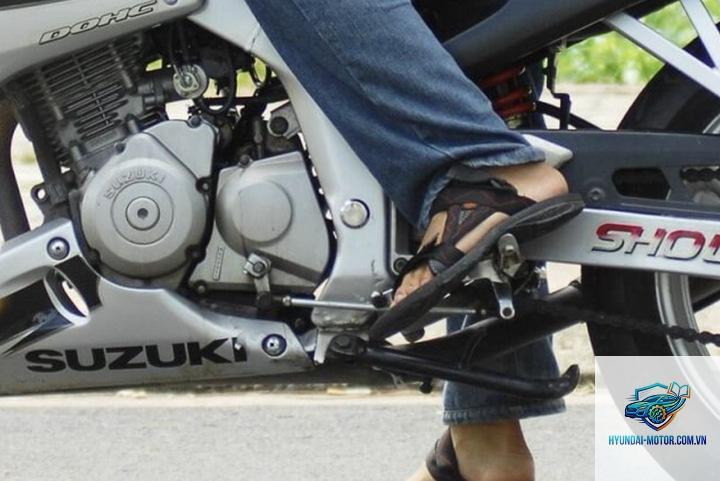 xe máy chết máy khi vào số - Hình 4