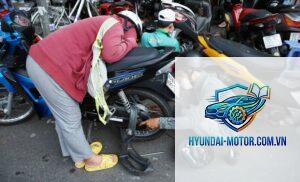 xe máy đang chạy bị tắt máy