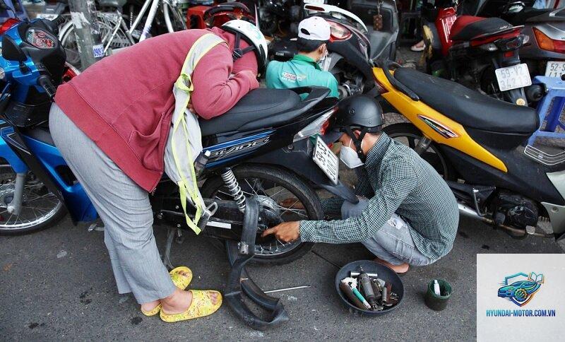 xe máy đang chạy bị tắt máy
