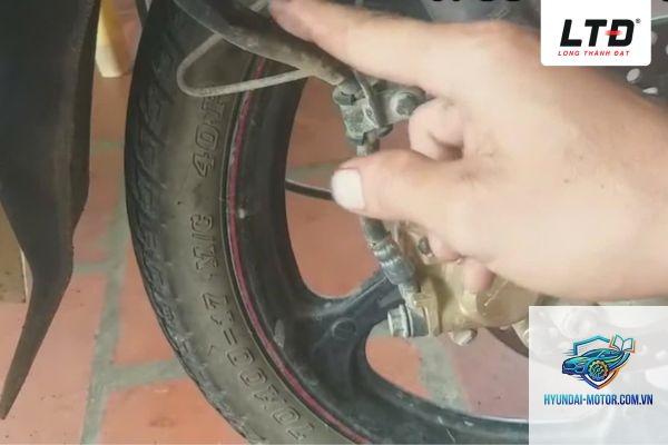 xe máy dầu thắng bị rò rỉ