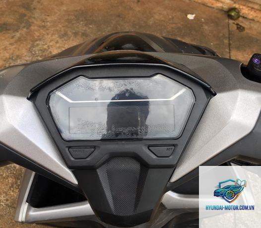 xe máy đồng hồ bị đọng nước
