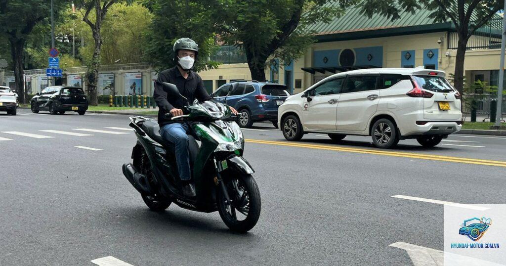 xe máy hao xăng khi chạy đường phố