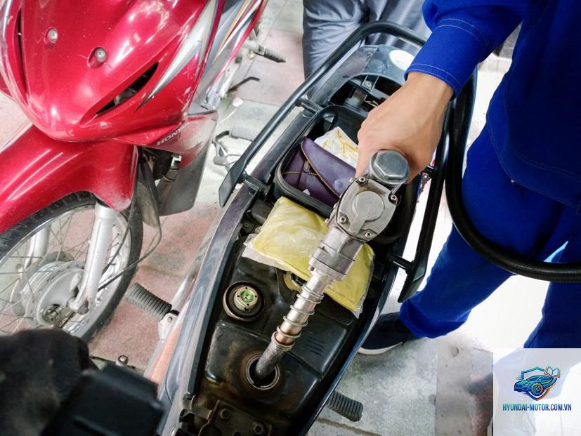 xe máy hao xăng khi chở nặng