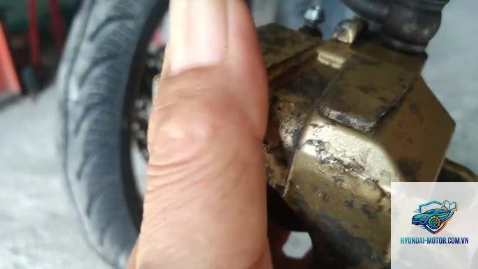 xe máy heo dầu bị kẹt - Hình 3