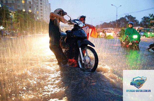 xe máy khó khởi động khi trời mưa