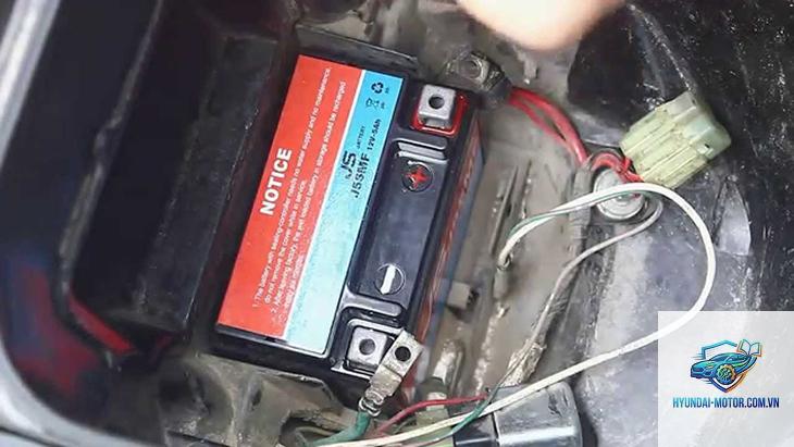 xe máy khó khởi động sau khi thay bình