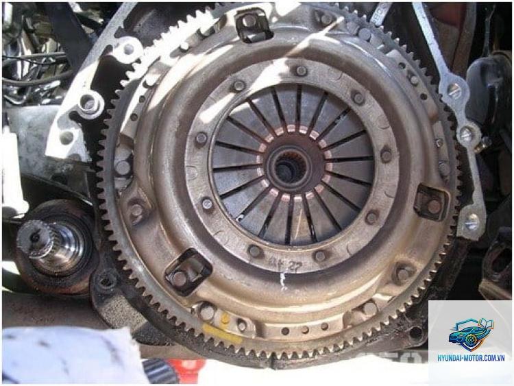 xe máy khó vào số khi nguội - Hình 2
