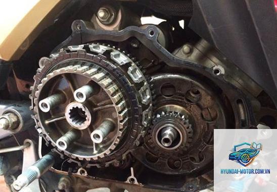 xe máy khó vào số khi nóng - Hình 2