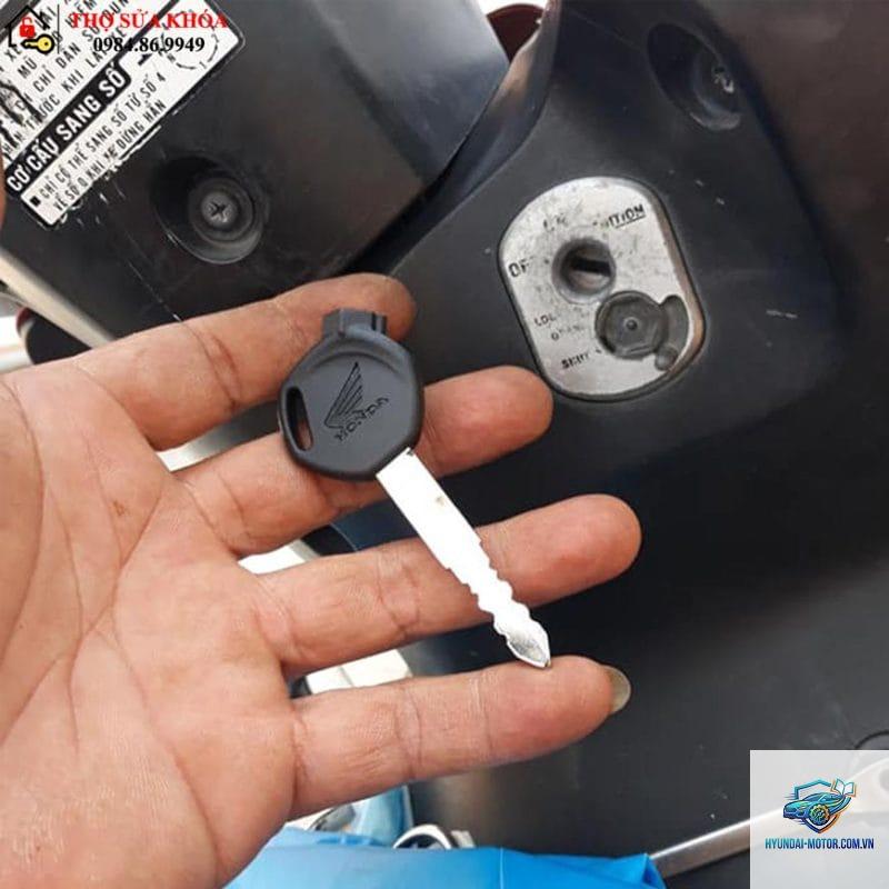 xe máy khóa từ bị kẹt - Hình 5