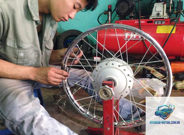 xe máy lốp bị đảo - Hình 4