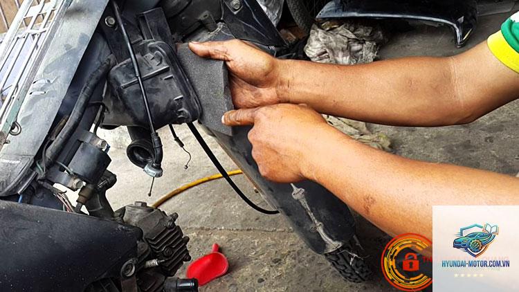 xe máy nắp bình xăng bị nghẹt - Hình 4